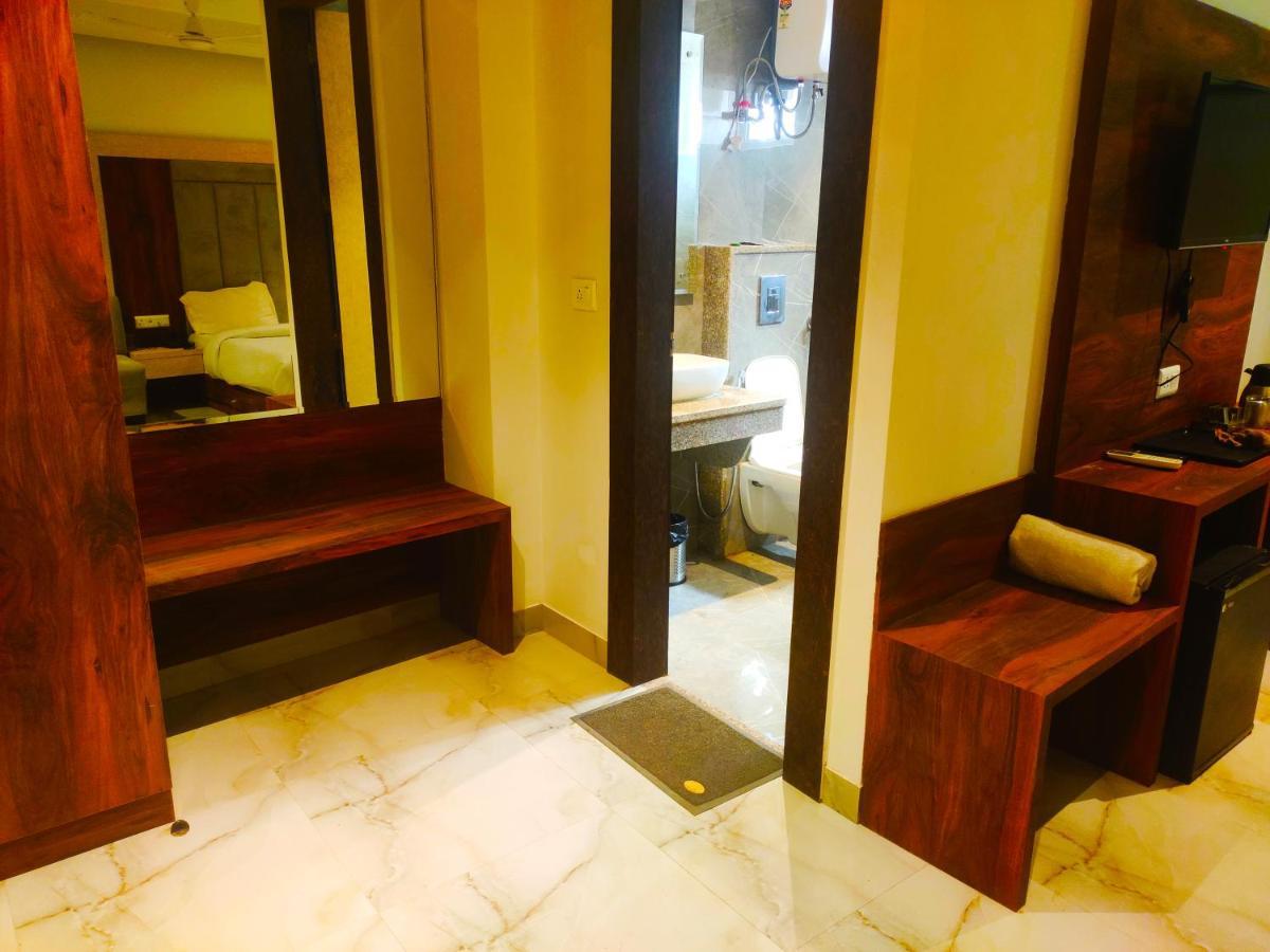 Hotel The Nilsa Ню Делхи Екстериор снимка